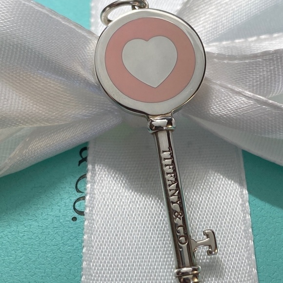 New Tiffany & Co. Tiffany pink Heart Key New York Charm for Pendant Bracelet - Picture 1 of 8